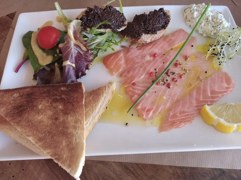 Saumon Gravlax Sauce Crème À la Ciboulette